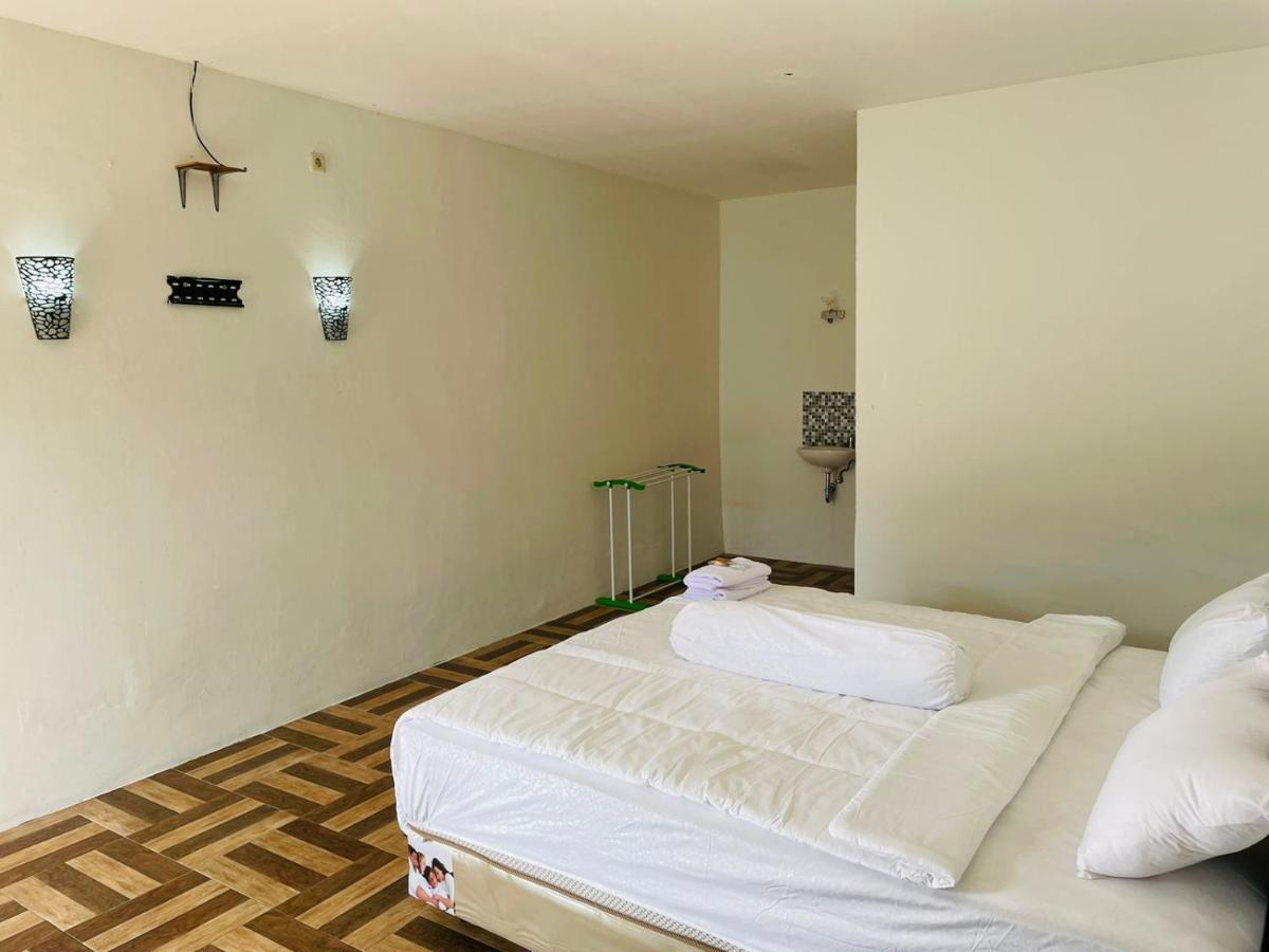 Vandu'S View Guest House & Restaurant Tuk Tuk Exterior photo