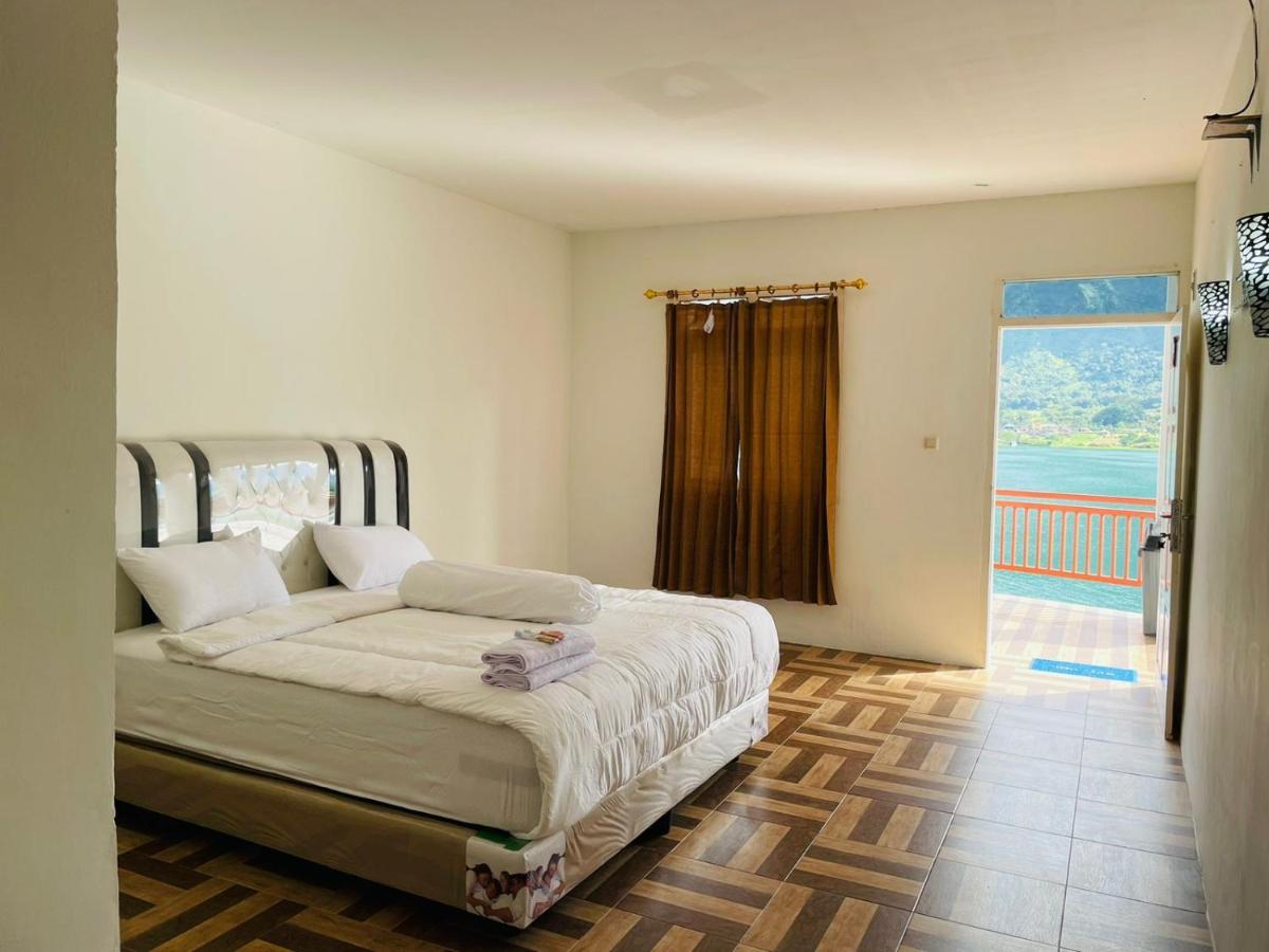 Vandu'S View Guest House & Restaurant Tuk Tuk Exterior photo