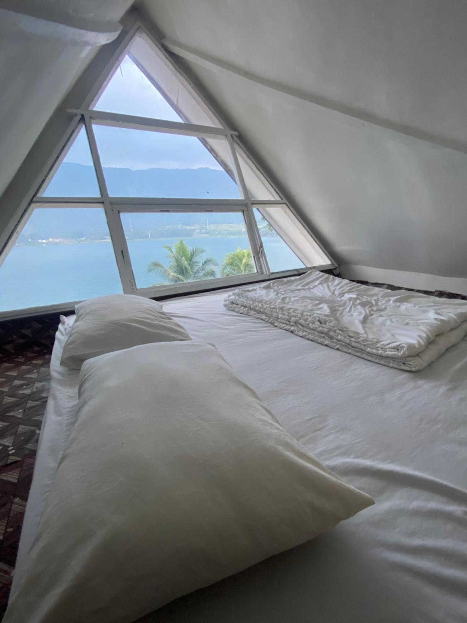 Vandu'S View Guest House & Restaurant Tuk Tuk Exterior photo