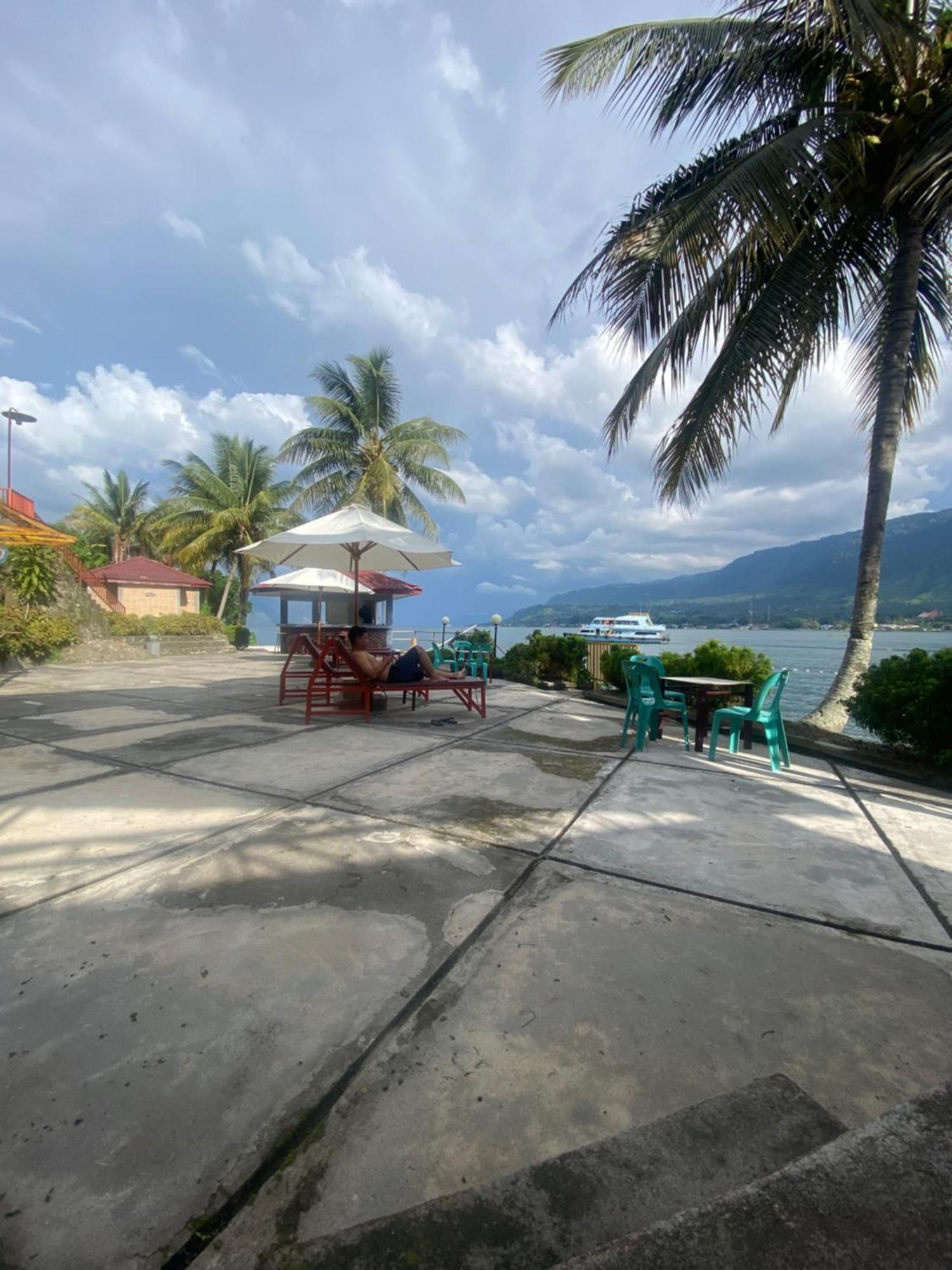 Vandu'S View Guest House & Restaurant Tuk Tuk Exterior photo