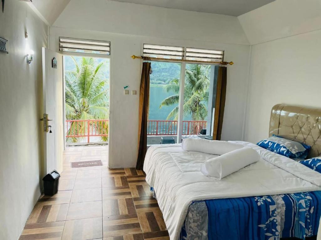 Vandu'S View Guest House & Restaurant Tuk Tuk Exterior photo